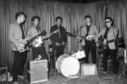 Die Beatles 1960 bei einem ihrer ersten Konzerte vor dem Beginn ihrer Weltkarriere im Hamburger Indra Club
