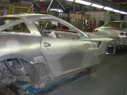 Dokumentation zur Entstehung und Geburt des Ferraris; zeigt seine Erschaffung aus geschmolzenem Metall in einer der fortschrittlichsten Automobilfabriken der Welt.