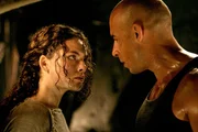 Haben die beiden noch eine Chance? Kyra (Alexa Davalos, l.) und Riddick (Vin Diesel, r.) ...; Haben die beiden noch eine Chance? Kyra (Alexa Davalos, l.) und Riddick (Vin Diesel, r.) ...