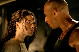 Haben die beiden noch eine Chance? Kyra (Alexa Davalos, l.) und Riddick (Vin Diesel, r.) ...; Haben die beiden noch eine Chance? Kyra (Alexa Davalos, l.) und Riddick (Vin Diesel, r.) ...