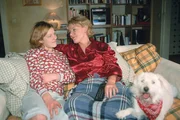 Nikola (Mariele Millowitsch, r.) wei&szlig; nicht, ob sie Eriks Antrag annehmen soll. Hoffentlich hat Stephanie (Friedericke Grasshoff) einen guten Rat.