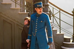 Der kleine Waisenjunge Hugo Cabret (Asa Butterfield, l.) lebt heimlich im Gem&auml;uer eines Pariser Bahnhofs, umgeben von den Zahnr&auml;dern und Pendeln der riesigen Uhrwerke hoch &uuml;ber der Bahnhofshalle. Sein Essen stiehlt er sich zusammen und ist dabei st&auml;ndig auf der Hut vor dem Stationsvorsteher (Sacha Baron Cohen, r.), der nichts von elternlosen Herumtreibern h&auml;lt ...