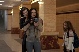Alice (Milla Jovovich, l.) sieht sich mit dem Kampf ihres Lebens konfrontiert, denn ihre einstige Verb&uuml;ndete gibt die Order raus: Jeder Schuss soll t&ouml;dlich sein! Kann sie Rain (Michelle Rodriguez, M.) und Becky (Aryana Engineer, r.) retten?; Alice (Milla Jovovich, l.) sieht sich mit dem Kampf ihres Lebens konfrontiert, denn ihre einstige Verb&uuml;ndete gibt die Order raus: Jeder Schuss soll t&ouml;dlich sein! Kann sie Rain (Michelle Rodriguez, M.) und Becky (Aryana Engineer, r.) retten?