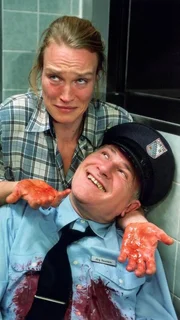 Bei dem Nachstellen des Baumann-Mords sieht Simone (Susanne Schlenzig) immer wieder statt der Puppe das Gesicht Baumanns (Armin Dallapiccola).