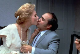 Die sittenstrenge Aurora (Shirley MacLaine, l.) l&auml;sst sich zu einem K&uuml;sschen f&uuml;r Vernon (Danny DeVito, r.) hinrei&szlig;en ...