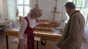 Susanne Zanzinger, Dirketorin des Schifffahrtsmuseums, Karl Hohenlohe vor dem Modell eines Donausegelschiffs.