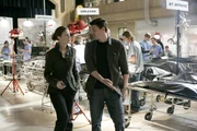 Dr. Brennan (Emily Deschanel, l.); Booth (David Boreanaz, r.)