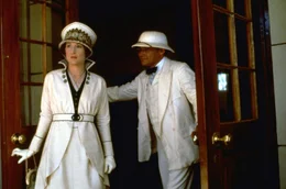 Der versnobte Bror Blixen (Klaus Maria Brandauer, r.) hat kein Verst&auml;ndnis f&uuml;r Karens (Meryl Streep, l.) Einsatz f&uuml;r die Schwarzen ...