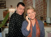 Erik l&auml;dt Nikola (Mariele Millowitsch) telefonisch zu einem romantischen Dinner ein. Tim (Oliver Reinhard) ist davon &uuml;berzeugt, dass er ihr einen Antrag machen wird.