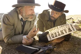 Kaum von dem gerissenen Kopfgeldj&auml;ger Dr. King Schultz (Christoph Waltz, l.) befreit, wird Django (Jamie Foxx, r.) auch schon in dessen Handwerk unterrichtet. Gemeinsam begeben sie sich auf die erfolgreiche Suche nach diversen Gangstern, bis sie auf eine Spur der an einen brutalen Sklavenh&auml;ndler verkauften Broomhilda sto&szlig;en ...