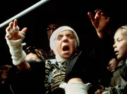 Seit seinem Sturz von der Kellertreppe hat Oskar (David Bennent, li.) die unglaubliche F&auml;higkeit mit lauter, heller Stimme sogar Glas zum Zerspringen zu bringen. Als er sich von seiner Heimat Danzig verabschiedet, tut er das nat&uuml;rlich auch lautstark.