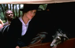 Ihre Ehe liegt in Tr&uuml;mmern, doch Karen Blixen (Meryl Streep, r.) gibt nicht auf und k&uuml;mmert sich hingebungsvoll um den Aufbau der Kaffeeplantage und einer Schule f&uuml;r Eingeborene ...