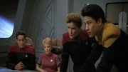 Chakotay (Robert Beltran), Kes (Jennifer Lien), Kathryn Janeway (Kate Mulgrew) und Harry Kim (Garrett Wang)