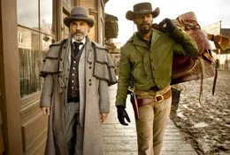 Manch einer h&auml;tte den Mund nicht so voll genommen, wenn er geahnt h&auml;tte, dass der belesene Dr. King Schultz (Christoph Waltz, l.) und Ex-Sklave Django (Jamie Foxx, r.) exzellent mit diversen Waffen umzugehen verstehen ...
