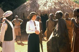 Farah (Malick Bowens, l.) und Kinanjuj (Stephen Kinyanjui, r.) bedanken sich bei Karen Blixen (Meryl Streep, M.) f&uuml;r ihre Hilfe.
