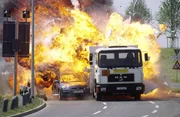 M&ouml;ller versucht Semir zu rammen. Doch als dieser ausweicht, crasht er in ein Tankfahrzeug und explodiert...
