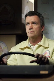 Hat einen neuen Job, bei dem er nachts Kuchen ausliefert: Mike (Neil Flynn) ... Hat einen neuen Job, bei dem er nachts Kuchen ausliefert: Mike (Neil Flynn) ...