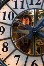 Waisenkind Hugo Cabret (Asa Butterfield) lebt versteckt zwischen den Mauern des Pariser Bahnhofs, wo er von dem Versteck aus alles beobachten kann, ohne selbst gesehen zu werden. Bis eines Tages ein neugieriges M&auml;dchen und ihr griesgr&auml;miger Gro&szlig;vater auf ihn aufmerksam werden ...
