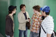 Stefan Vollmer (Hendrik Duryn, 2.v.l.) teilt seinen Sch&uuml;lern Benny (Sebastian Bender, l.), Kevin (Friedrich Brockmann, 2.v.r.) und Ahmed (Farbod Borhanazad) mit, dass sie den Abschlu&szlig;test nicht bei ihm schreiben werden.