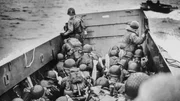 US Truppen in einem LCVP (Landungsboot) kurz vor der Landung am Omaha Beach, Juni 1944. US Truppen in einem LCVP (Landungsboot) kurz vor der Landung am Omaha Beach, Juni 1944.