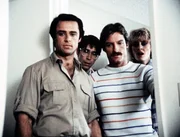 Nick (Joe Penny, li.), Murray (Thom Bray, 2.v.li.), Cody (Perry King) und Jane (D.D. Howard, re.) finden den ermordeten Mr. Ramsdale.