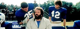 Im Bild: Sein v&ouml;llig unerfahrenes Team raubt dem Footballtrainer M&uuml;cke (Bud Spencer, m.) manchmal den letzten Nerv.