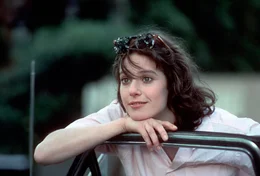 Als sie vollj&auml;hrig ist, dr&auml;ngt es Emma (Debra Winger), der Kontrolle ihrer Mutter zu entrinnen ...