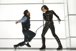 W&auml;hrend das t&ouml;dliche T-Virus sich weiter auf der Welt verbreitet und die Bev&ouml;lkerung in fleischfressende Zombies verwandelt, erwacht Alice (Milla Jovovich, r.) Umbrella Corporation als Gefangene. Aber nat&uuml;rlich l&auml;sst sie sich nicht lange festsetzen ...