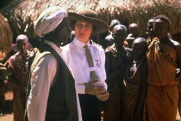 Karen Blixen (Meryl Streep, M.) erz&auml;hlt Farah (Malick Bowens, l.) von ihrem Plan, eine Schule f&uuml;r Eingeborene aufzubauen.