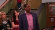 v.li: Sam Puckett (Jennette McCurdy), Carly Shay (Miranda Cosgrove), Principal Franklin (Tim Russ).