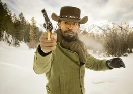 Auf dem Weg zu seinem Ziel, die Befreiung seiner Frau, wird Django (Jamie Foxx) unter Kopfgeldj&auml;ger Dr. King Schultz' Patenschaft selbst ein gef&uuml;rchteter Verbrecherj&auml;ger ...