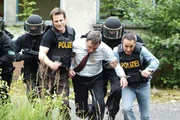 Tom (Rene Steinke, vo.li.) und Semir (Erdogan Atalay, vo.re.) schaffen es gerade noch mit Wanrath (Ralf Dittrich, Mi.) aus dem Haus zu fl&uuml;chten, bevor dieses explodiert...