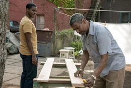 Cory (Jovan Adepo, l.); Troy Maxson (Denzel Washington, r.)