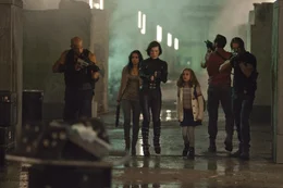 Das Entkommen ist sehr schwierig, denn der Bunker-Komplex von Umbrella besteht aus zombieverseuchten Gro&szlig;stadtsimulationen, die es zu durchqueren gilt: (v.l.n.r.) Luther West (Boris Kodjoe), Rain (Michelle Rodriguez), Alice (Milla Jovovich), Becky (Aryana Engineer), Barry (Kevin Durand ) und Leon (Johann Urb) ...