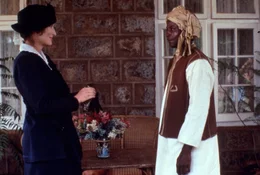 Karen Blixen (Meryl Streep, l.) berichtet Farah (Malick Bowens, r.) von ihrem Vorhaben, eine Schule f&uuml;r Eingeborene zu er&ouml;ffnen ...