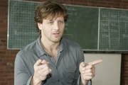 Stefan Vollmer (Hendrik Duryn) erl&auml;utert seinem G-Kurs die Bedingungen f&uuml;r die genehmigte Kursfahrt.
