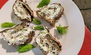 Rouladen mit jungen Baumbl&auml;ttern, Fichtentrieben und Frischk&auml;se.