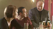 Semir (Erdogan Atalay) unterh&auml;lt sich mit Kerstin (Sandra S. Leonhard), einer Kollegin vom Drogendezernat, in einer Bar. Kerstins Chef Bremer (Christian Tasche) l&auml;sst sie nicht aus den Augen.
