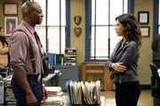 Terry Jeffords (Terry Crews, l.); Rosa Diaz (Stephanie Beatriz, r.)