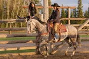 Amy (Amber Marshall, re.) f&uuml;hrt der &Auml;rztin Trisha (Laara Sadiq) ein Reitpferd vor.