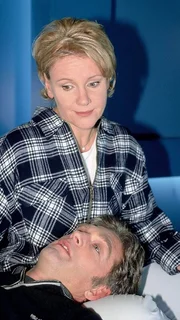 Nur um zu beweisen, dass er beziehungsf&auml;hig ist, hat Dr. Schmidt (Walter Sittler) seiner Kollegin Dr. Borstel einen Antrag gemacht. Nikola (Mariele Millowitsch) muss ihm da wieder raus helfen.