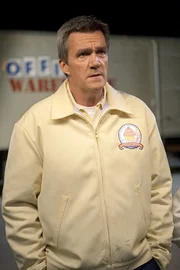 Statt Steinbruch gibt's jetzt Kuchen: Mike (Neil Flynn) heuert bei einem Lieferdienst an, bei dem er nachts Kuchen ausliefern muss ... Statt Steinbruch gibt's jetzt Kuchen: Mike (Neil Flynn) heuert bei einem Lieferdienst an, bei dem er nachts Kuchen ausliefern muss ...