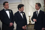 Barney (Neil Patrick Harris, r.) wird von seinen zwei besten Freunden Marshall (Jason Segel, l.) und Ted (Josh Radnor, m.) an seinem Hochzeitstag unterst&uuml;tzt ...