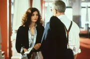 Carmen (Mary Elizabeth Mastrantonio) zahlt Eddie (Paul Newman) seinen Wettanteil aus.