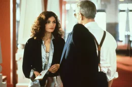 Carmen (Mary Elizabeth Mastrantonio) zahlt Eddie (Paul Newman) seinen Wettanteil aus.
