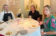 Zu Gast im Restaurant &ldquo;Tribeca&rdquo;: Bj&ouml;rn Freitag (M) und Tamina Kallert genie&szlig;en ein exklusives Men&uuml; - zubereitet von Spitzenkoch Pedro Gim&eacute;nez (l).
