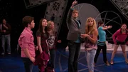 Vorne, v.li.: Freddie Benson (Nathan Kress), Carly Shay (Miranda Cosgrove), Sam Puckett (Jennette McCurdy), Leslie (Jeff Lorch), Ginger Fox (Betsy Rue)