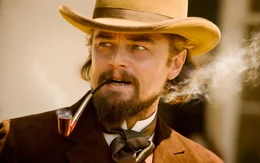 Noch ist der zwielichtige Plantagenbesitzer Calvin Candie (Leonardo DiCaprio) fest davon &uuml;berzeugt, dass er Schultz und Django in seiner Hand hat. Ein m&ouml;rderischer Irrtum ...