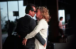 Aurora Greenway (Shirley MacLaine, r.) tr&ouml;stet sich mit ihrem neuen Nachbar Garrett Breedlove (Jack Nicholson, l.) &uuml;ber ihren Schmerz hinweg ...