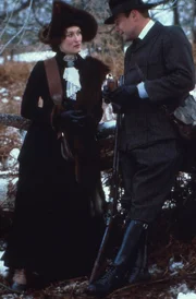 Karen (Meryl Streep, l.) begleitet ihren Mann Bror Blixen (Klaus Maria Brandauer, r.) zur Jagd ...